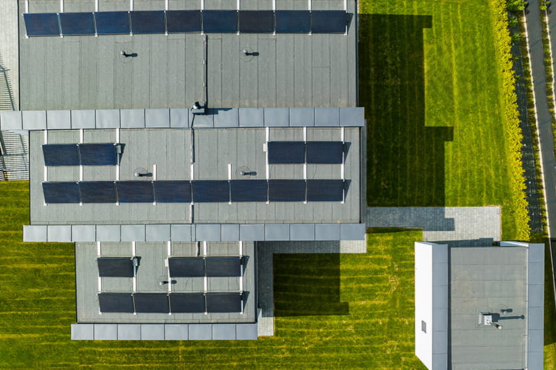 Saulės elektrinė ant plokščio stogo su solitek saules moduliais