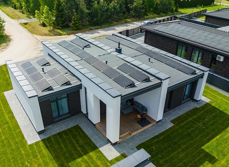 Saulės elektrinės ant plokščio stogo su solitek saules moduliais