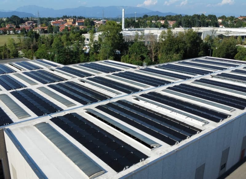 Italija blackstar saulės moduliai ant plokščio stogo