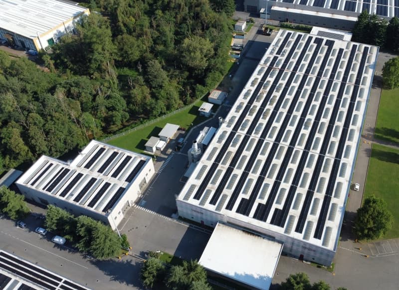 Italija blackstar saulės moduliai ant plokščio stogo