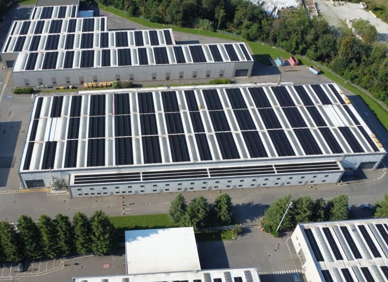 Italija blackstar saulės moduliai ant plokščio stogo