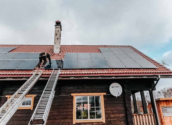 lipa darbininkas montuoti saules elektrine