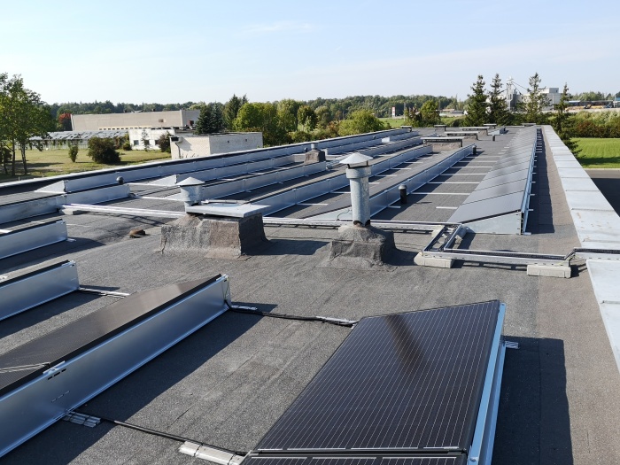saules elektrine ant plokscio stogo su standard moduliais